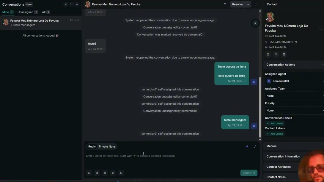 painel de atendimento com a conversa aberta, o atendente responsável e o histórico de quem atribuiu